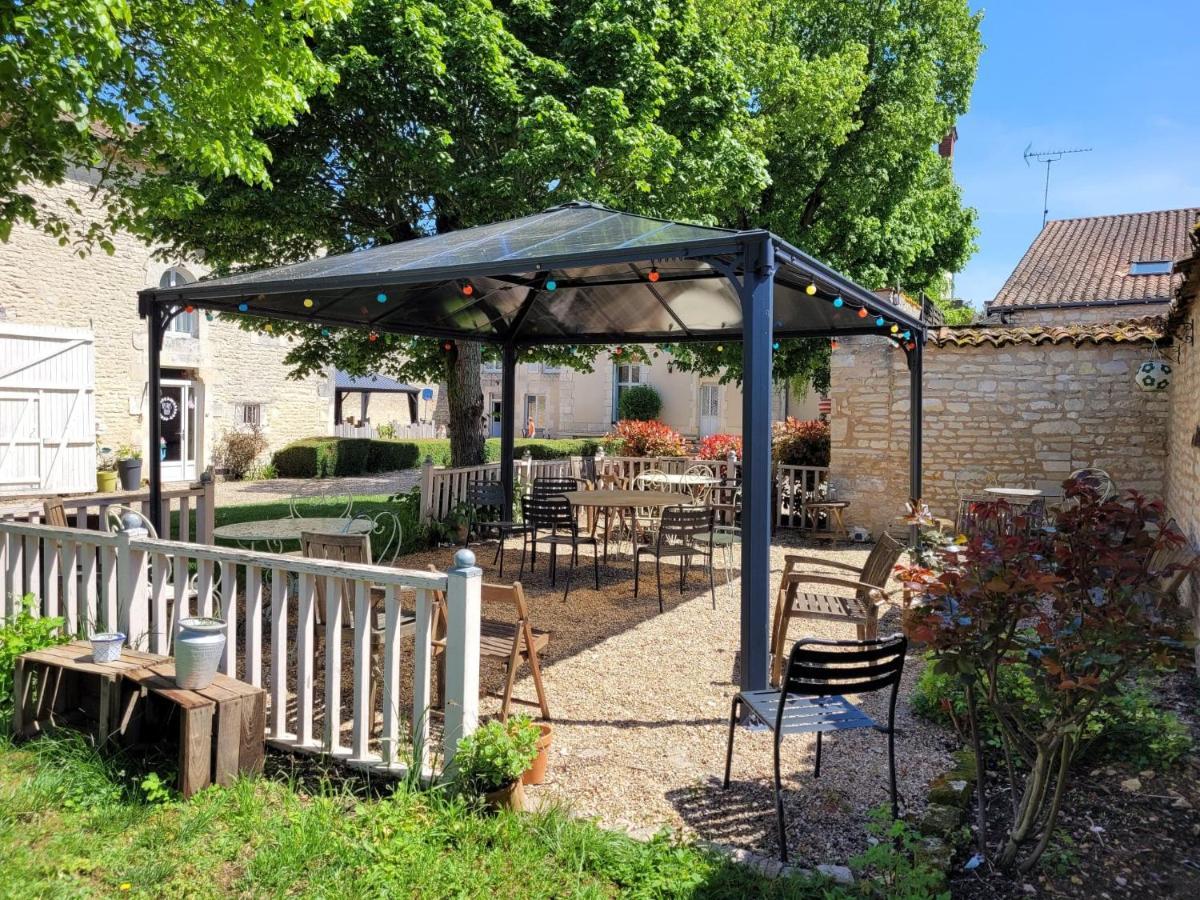 La Roseraie Neuville-du-Poitou Exteriér fotografie