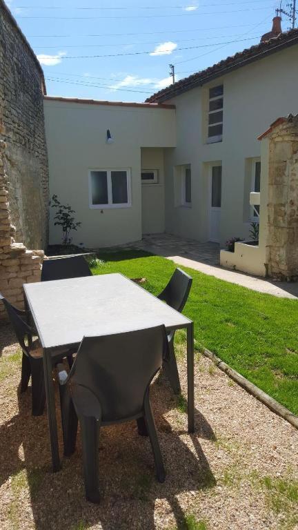 La Roseraie Neuville-du-Poitou Exteriér fotografie