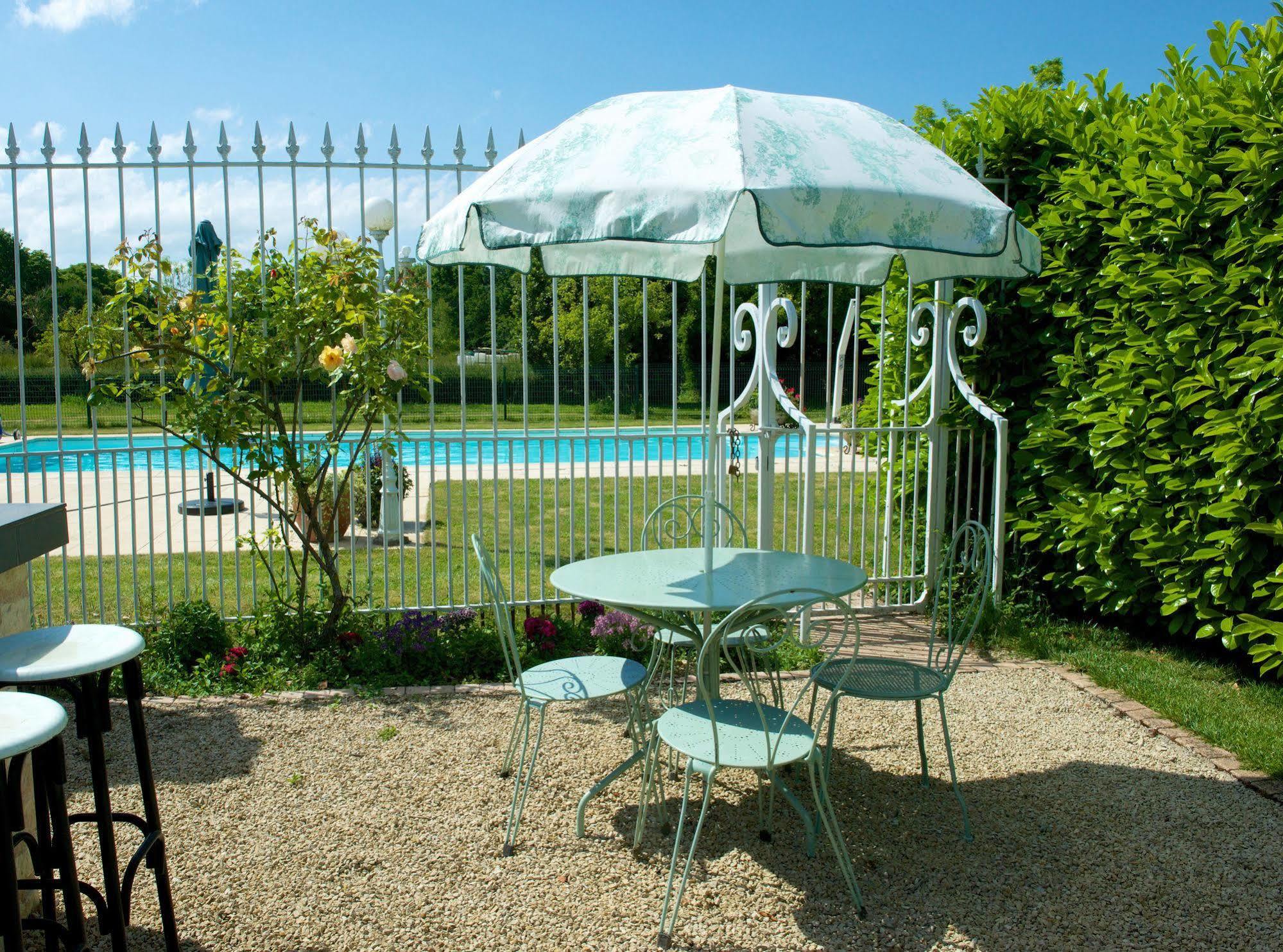 La Roseraie Neuville-du-Poitou Exteriér fotografie
